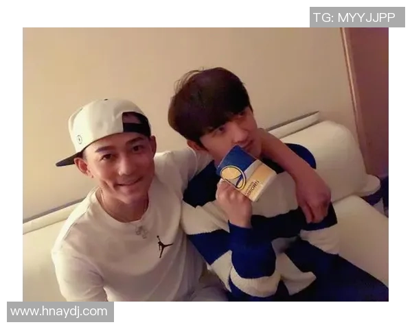 苏醒与足球明星亲密合影展现运动魅力与偶像风采的精彩瞬间